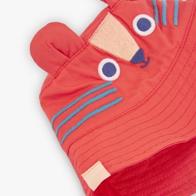 Chapéu infantil salmão com rosto bordado e orelhas