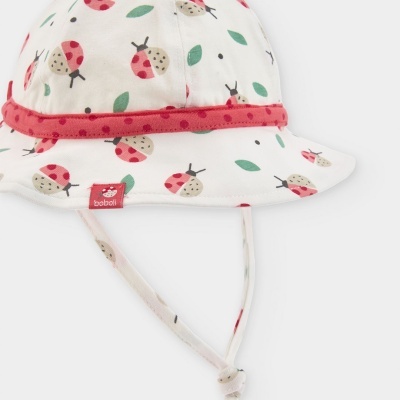 Chapéu infantil branco com padrão de joaninhas e faixa vermelha