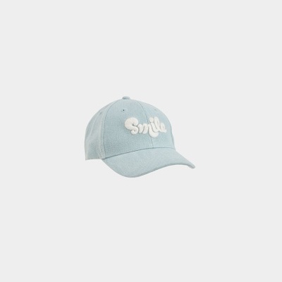 Boné azul claro com palavra Smile bordada em branco