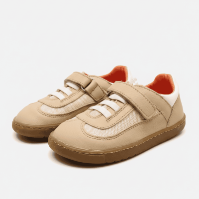 Sapatilhas infantis bege claras com sola castanha e fecho velcro