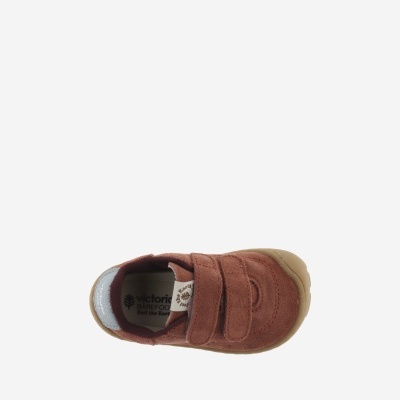 Sapatilha infantil de pele castanha com fecho de velcro e sola castanha clara