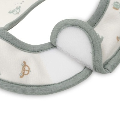Babete branco com padrão de carros e fecho de velcro verde cinzento.