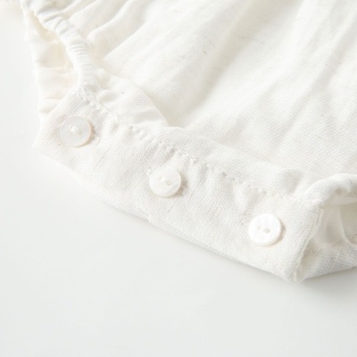 Detalhe de roupa branca com botões pequenos