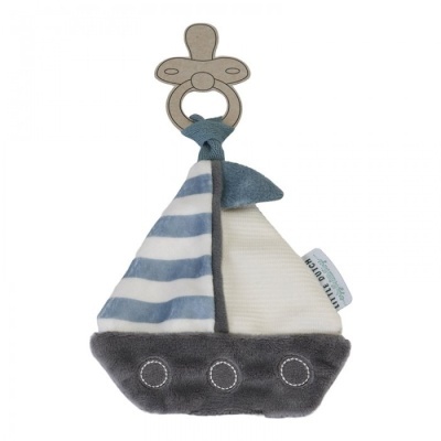 Brinquedo de bebé em forma de barco à vela com tecido azul, branco e cinzento e clip em forma de chupeta em madeira