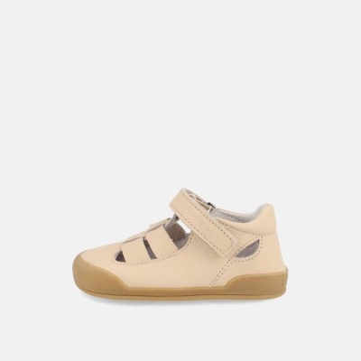 Sapato infantil bege claro em pele com sola de borracha marrom