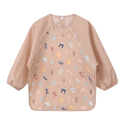 Babete de manga comprida bege com letras coloridas e fecho com botão atrás