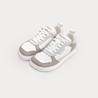 Sapatilhas brancas e cinza com atacadores e etiqueta lateral