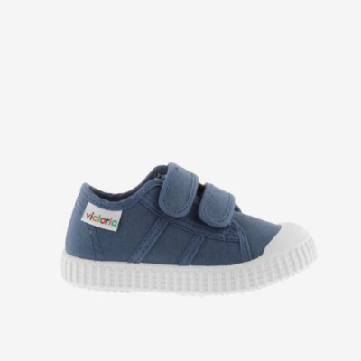 Ténis azul de tecido com sola branca e duas tiras de velcro