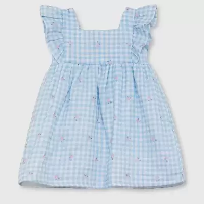 Vestido azul claro xadrez com detalhes florais e folhos nas mangas