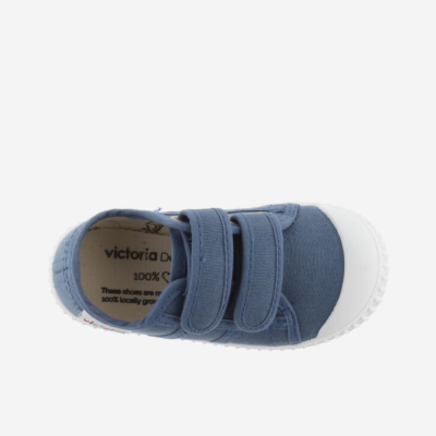 Sapato infantil azul com duas tiras de velcro e biqueira branca.