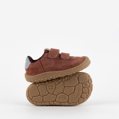 Ténis infantis castanhos com velcro e sola de borracha