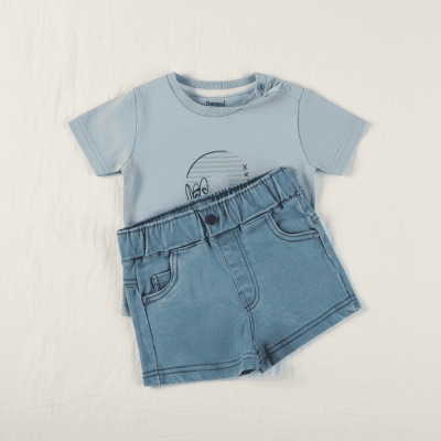 Conjunto de t-shirt azul clara e calções azuis para bebé
