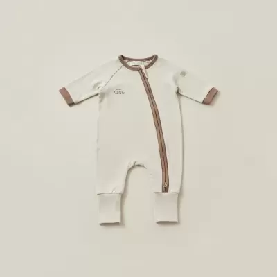 Macacão de bebé creme com detalhes em castanho e fecho frontal