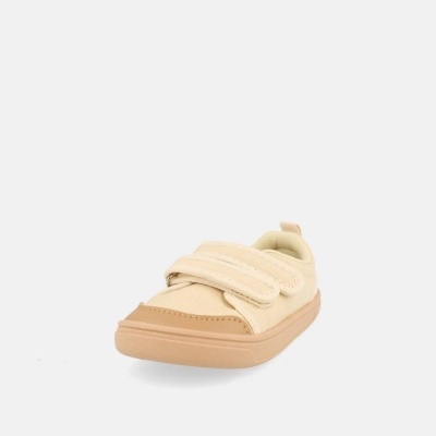 Ténis infantil bege com velcro sobre fundo branco
