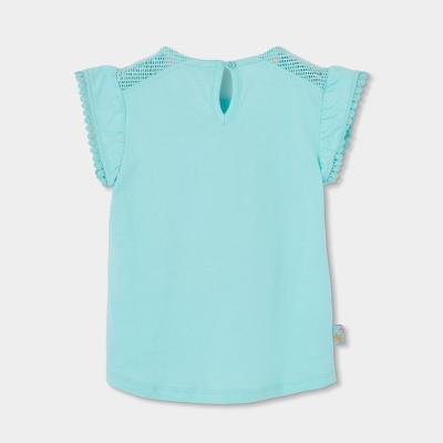 Camiseta azul clara para criança com manga curta de babado e pormenores em renda