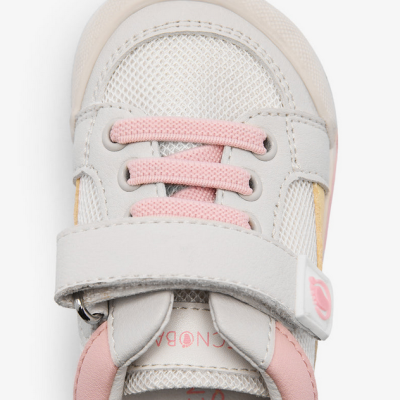 Ténis infantis cinza claro com atacadores rosa e fecho de velcro