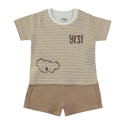 Conjunto de bebé com t-shirt às riscas e calções bege.