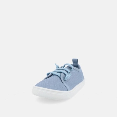 Sapatilha azul clara de tecido com atacadores e sola branca