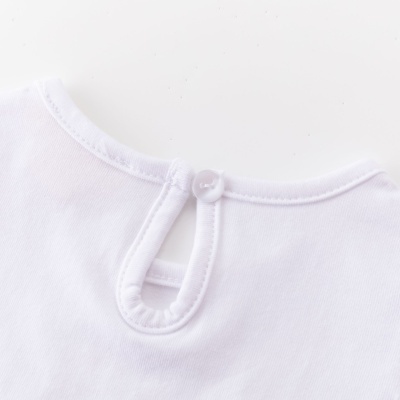 Gola branca de peça de roupa com botão