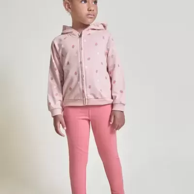 Menina com capuz rosa estampado, leggings rosa e tênis branco