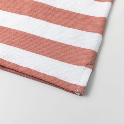 Tecido riscado branco e terracota com costura na beira