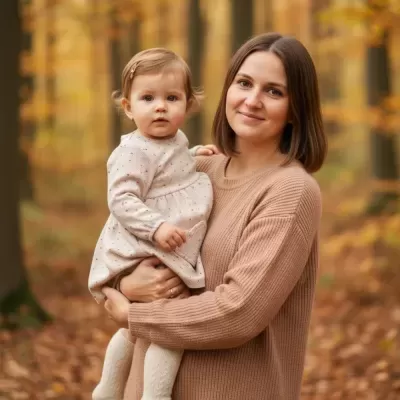Mulher de cabelo castanho segurando bebé com vestido creme em floresta no outono