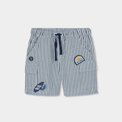 Calções risca fina azul e branca com bolsos e cordão azul.