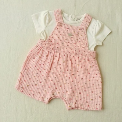 Conjunto de bebé com body branco e jardineira rosa floreada