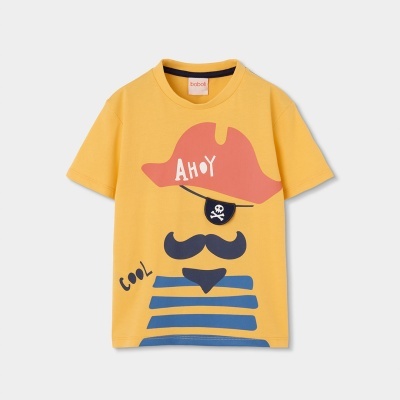 T-shirt amarela com estampa de pirata em azul e vermelho