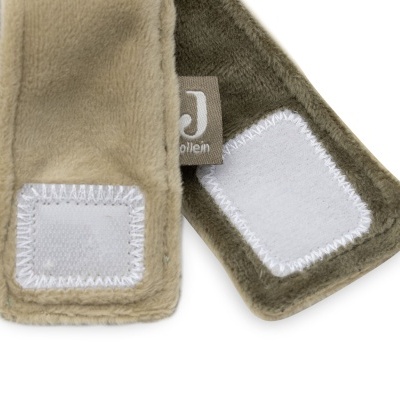 Duas alças acolchoadas bege e verde-oliva com velcro e etiqueta 'OJ'.
