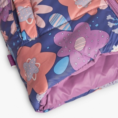 Detalhe de roupa acolchoada com padrão floral colorido