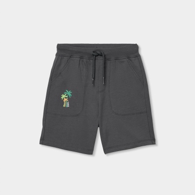 Calções cinzentos escuros com estampa de palmeiras coloridas no bolso