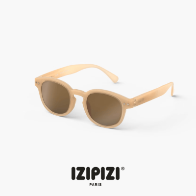 Óculos de sol IZIPIZI bege com lentes castanhas e logótipo no fundo