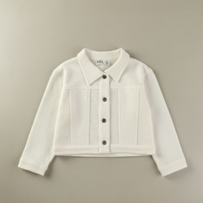 Casaco curto branco com botões pretos