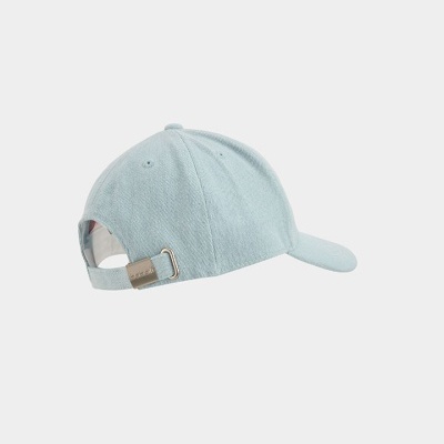Boné azul claro com pala e fivela metálica ajustável
