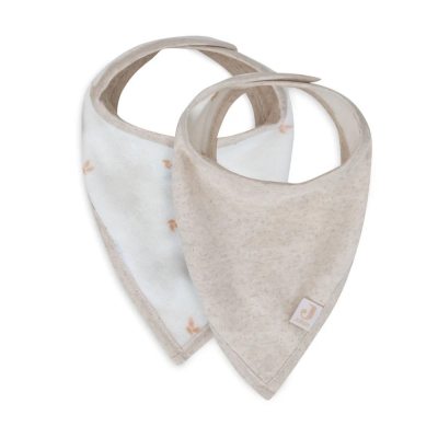 Dois babetes tipo bandana bege e branco com padrão de folhas