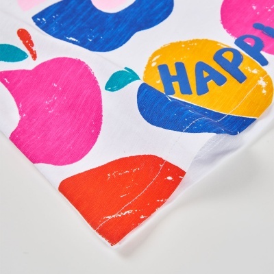 Pano branco com padrão colorido redondo e texto HAPPI