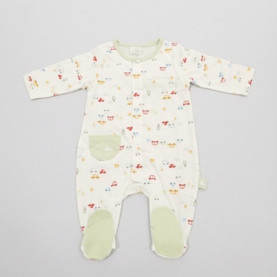 Macacão branco para bebé com desenhos coloridos e detalhes verdes.