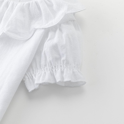 Blusa branca com manga franzida e gola ondulada