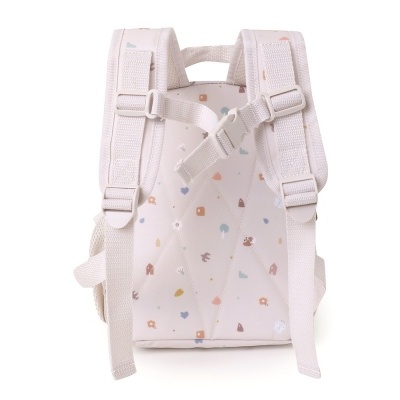 Mochila infantil creme com padrão de pequenas formas coloridas vista de trás