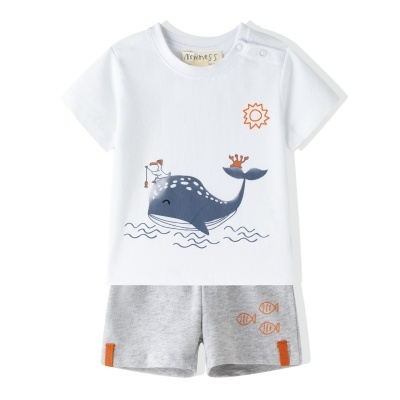 Conjunto infantil com t-shirt branca e calções cinzentos com estampados de baleia e peixes.