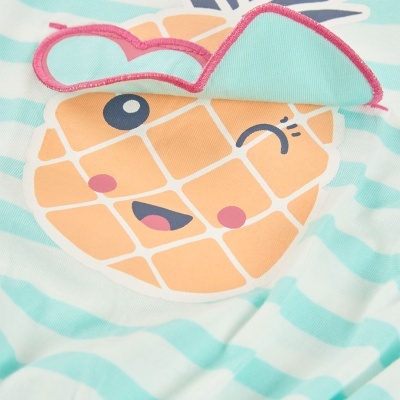 Tecido com riscas azul claro e branco com estampa de ananás sorridente com orelhas de tecido