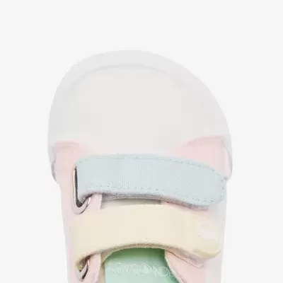 Sapato infantil branco com tiras de velcro azul e amarelo claro