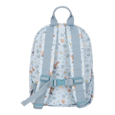 Mochila azul claro com padrão de animais da floresta e alças ajustáveis em tecido azul.