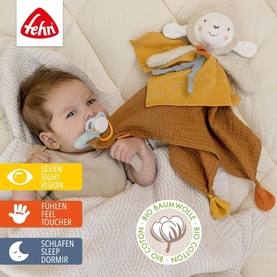 Bebé com chupeta e doudou de ovelha castanho e amarelo