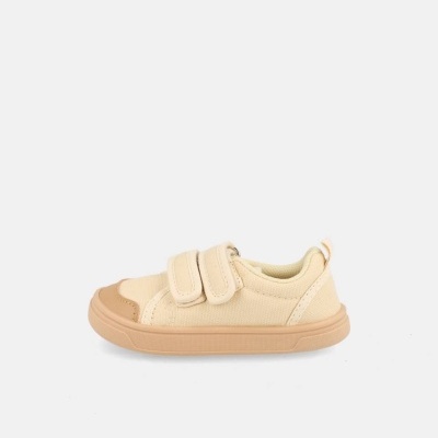 Ténis infantil bege com duas tiras de velcro e sola castanha