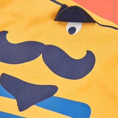 Estampa de rosto caricatural em tecido amarelo com bigode e sobrancelha azul escura