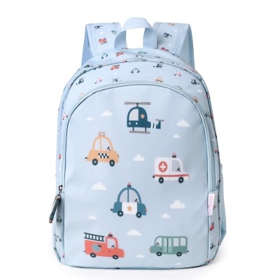 Mochila infantil azul clara com padrão de veículos e nuvens