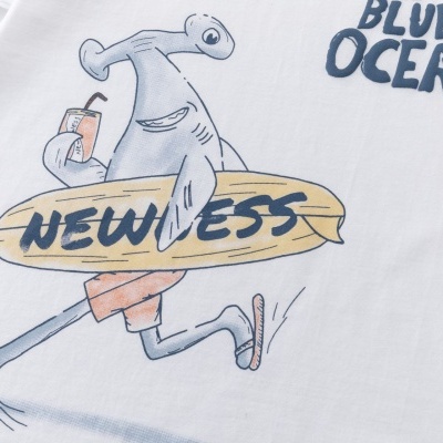 T-shirt branca com desenho de tubarão a correr com prancha de surf e texto