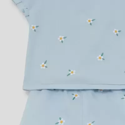 Conjunto de pijama azul claro com padrão de flores e folhos